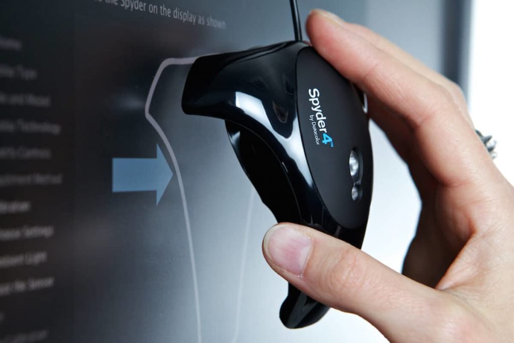 datacolor-spyder4-monitor-calibration-inuse-1200x900